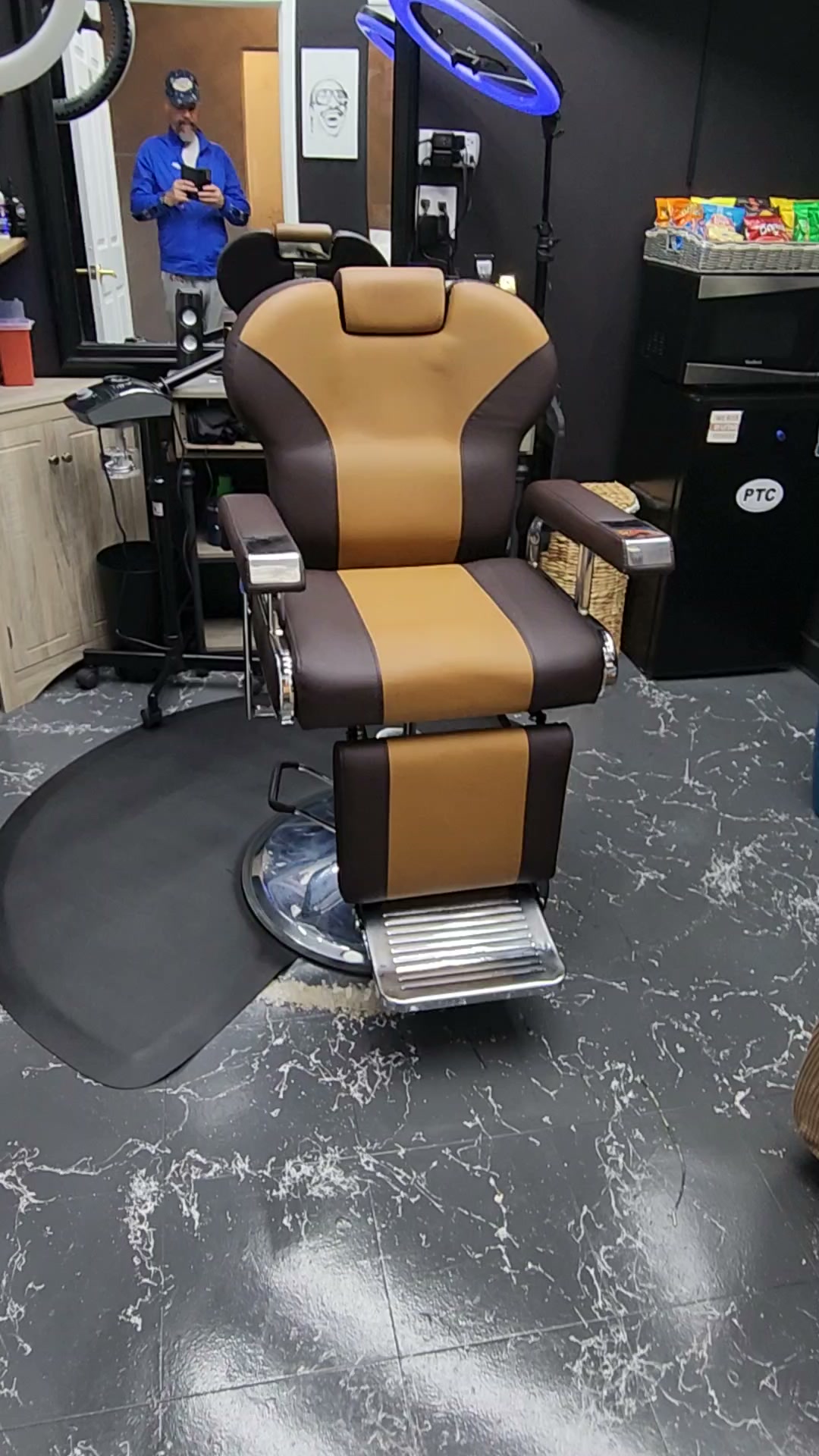 Uppercuts barber chair - premium suite